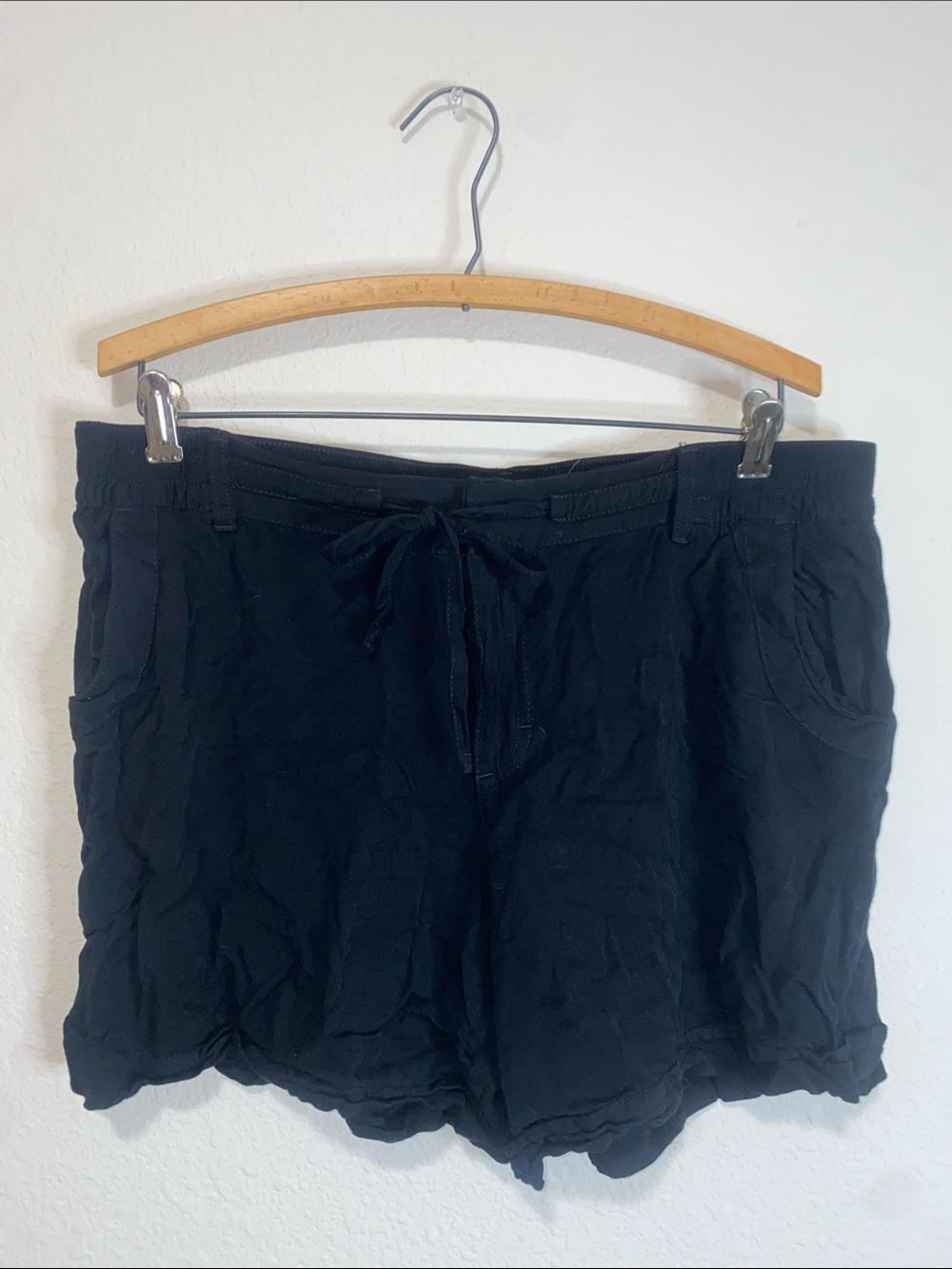 🪼Gloria Vanderbilt black shorts with tie! - Picture 1 of 8